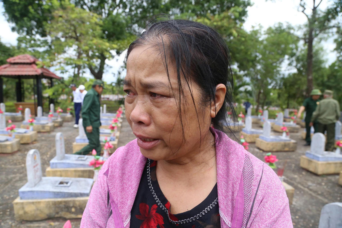 Bà Nguyễn Thị Nhiên nghẹn ngào khi nhắc lại tâm nguyện của mẹ về việc tìm bố - liệt sĩ Nguyễn Văn Vượng. Ảnh: Đỗ Văn.