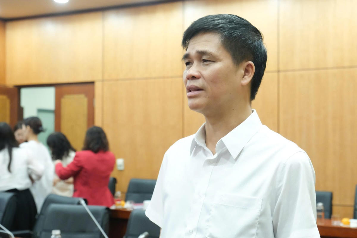 Ông Ngọ Duy Hiểu, Phó Chủ tịch Tổng Liên đoàn Lao động Việt Nam, trao đổi sau phiên họp. Ảnh: Lê Quân