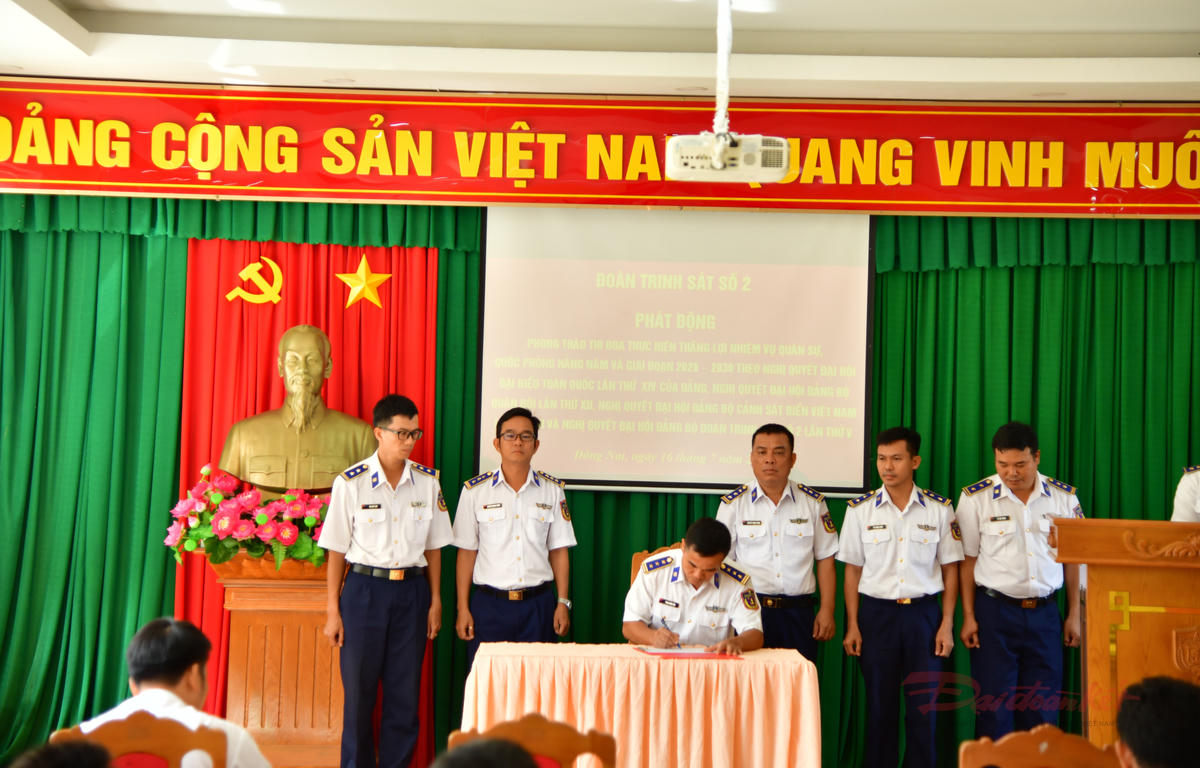 Quang cảnh lễ phát động thi đua tại Đoàn Trinh sát số 2 (Cảnh sát biển Việt Nam). Ảnh: Hồng Vân.