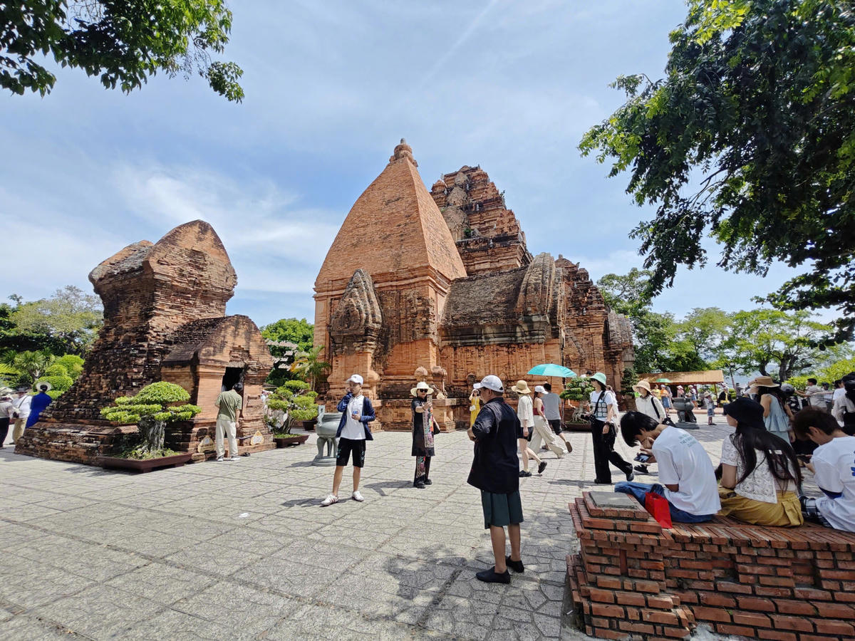 Du khách tham quan tại Di tích quốc gia Tháp Bà Pô Nagar.
