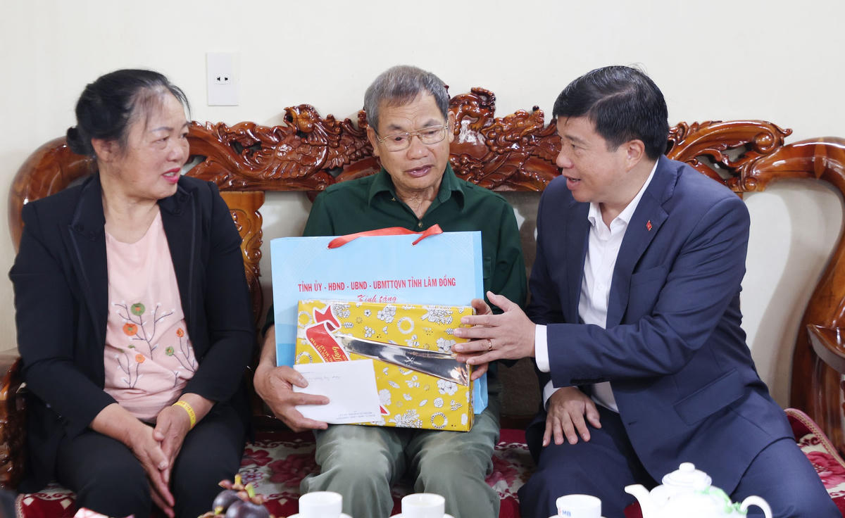 
Ông Y Thanh Hà Niê Kđăm, Ủy viên Ban Chấp hành Trung ương Đảng, Bí thư Tỉnh ủy, Trưởng Đoàn ĐBQH tỉnh Lâm Đồng thăm gia đình bệnh binh Trần Văn Thuấn, phường Xuân Hương - Đà Lạt.
