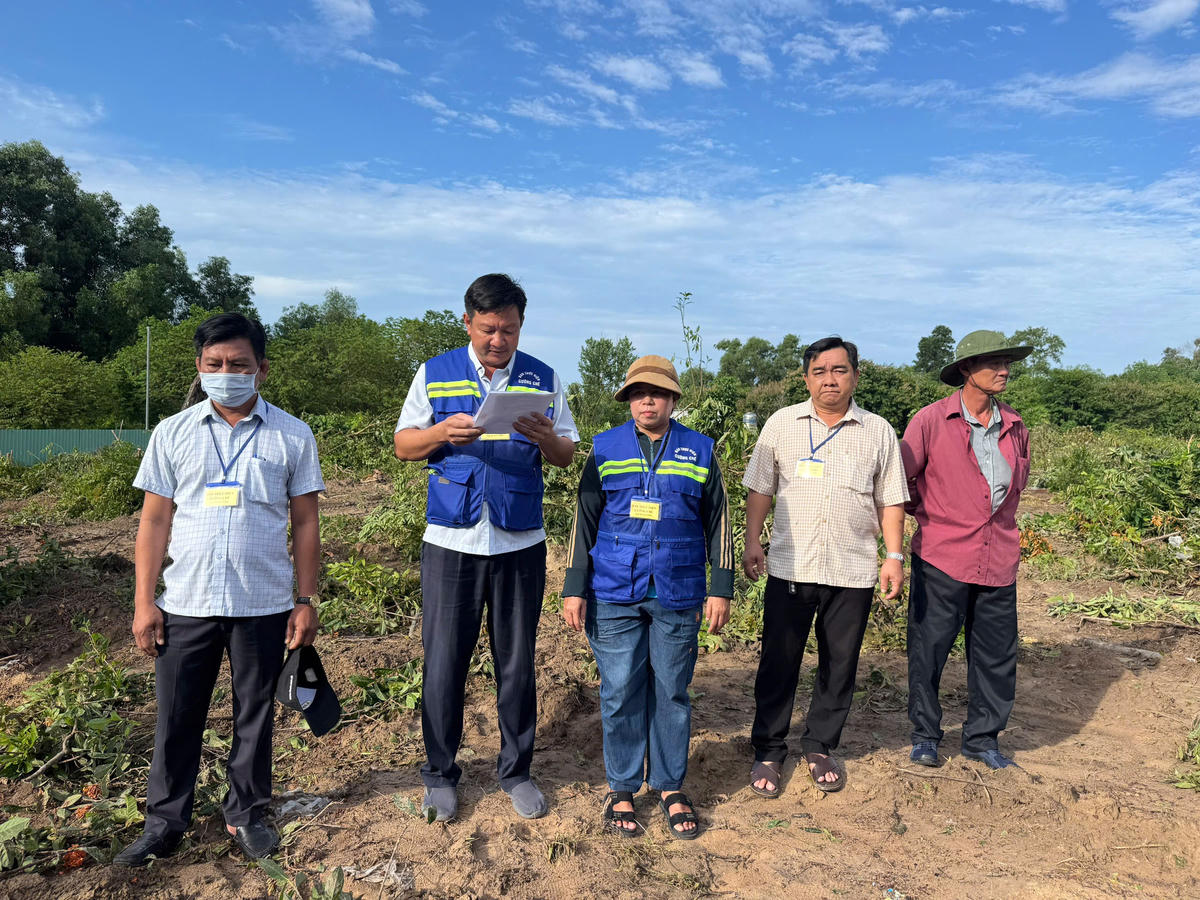 Lực lượng chức năng công bố quyết định cưỡng chế. Ảnh: Hoàng Dung