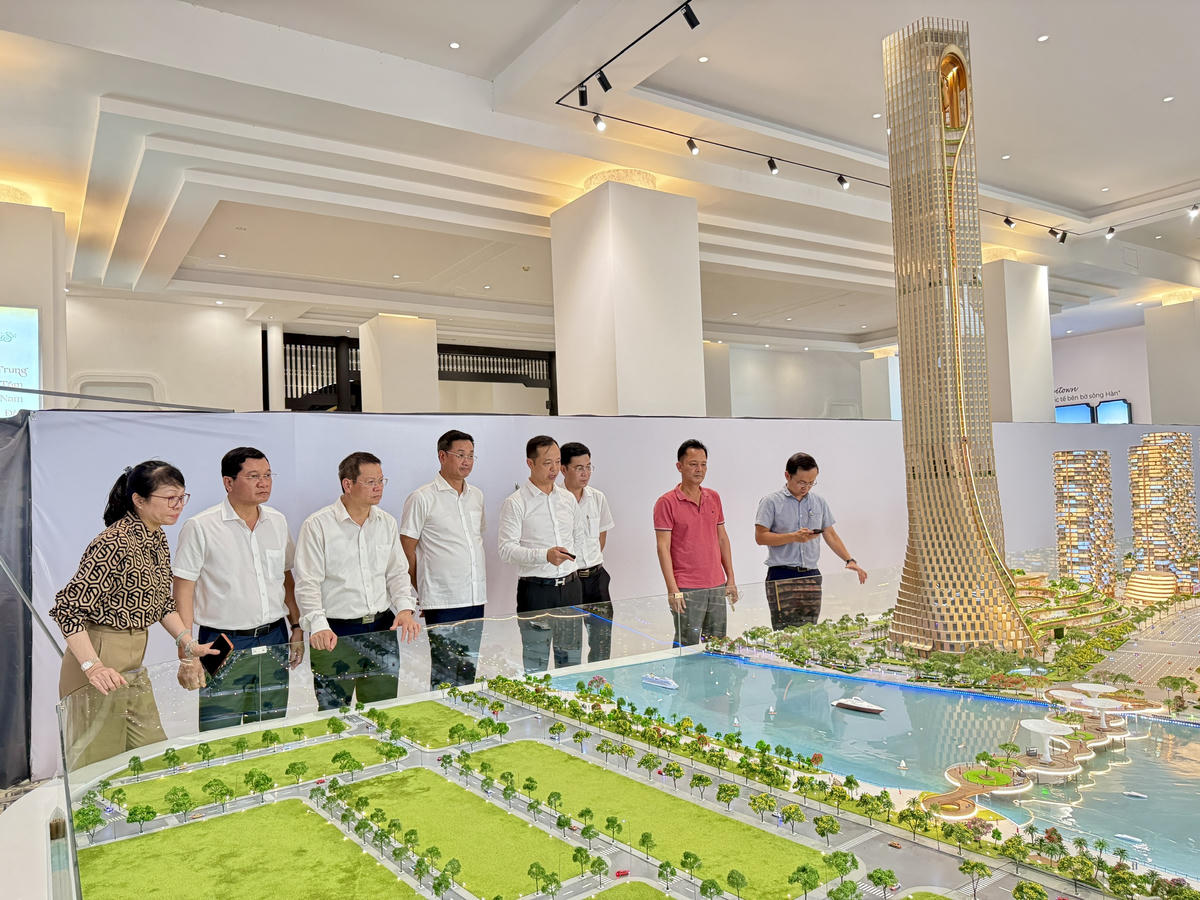 Lãnh đạo TP Đà Nẵng đề nghị Sun Group đẩy nhanh, rút ngắn tiến độ tháp 69 tầng để sớm tạo điểm nhấn cho thành phố. Ảnh: Nguyễn Tú.