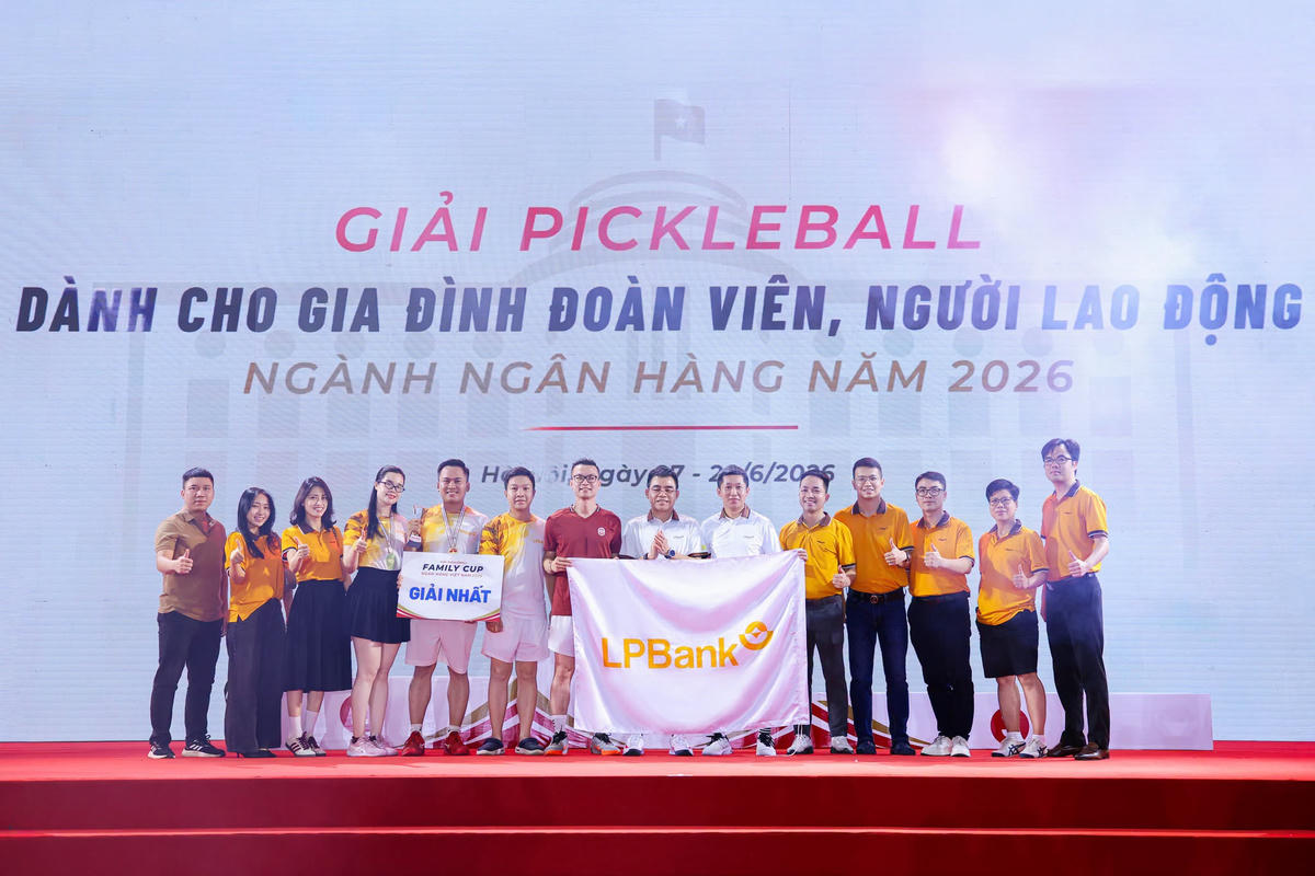 Ông Hồ Nam Tiến, Chủ tịch HĐQT LPBank (thứ 8 từ trái sang) và ông Vũ Quốc Khánh, Tổng Giám đốc LPBank (thứ 6 từ phải sang) cùng CBNV tham gia Giải Pickleball do Ngân hàng Nhà nước phát động
