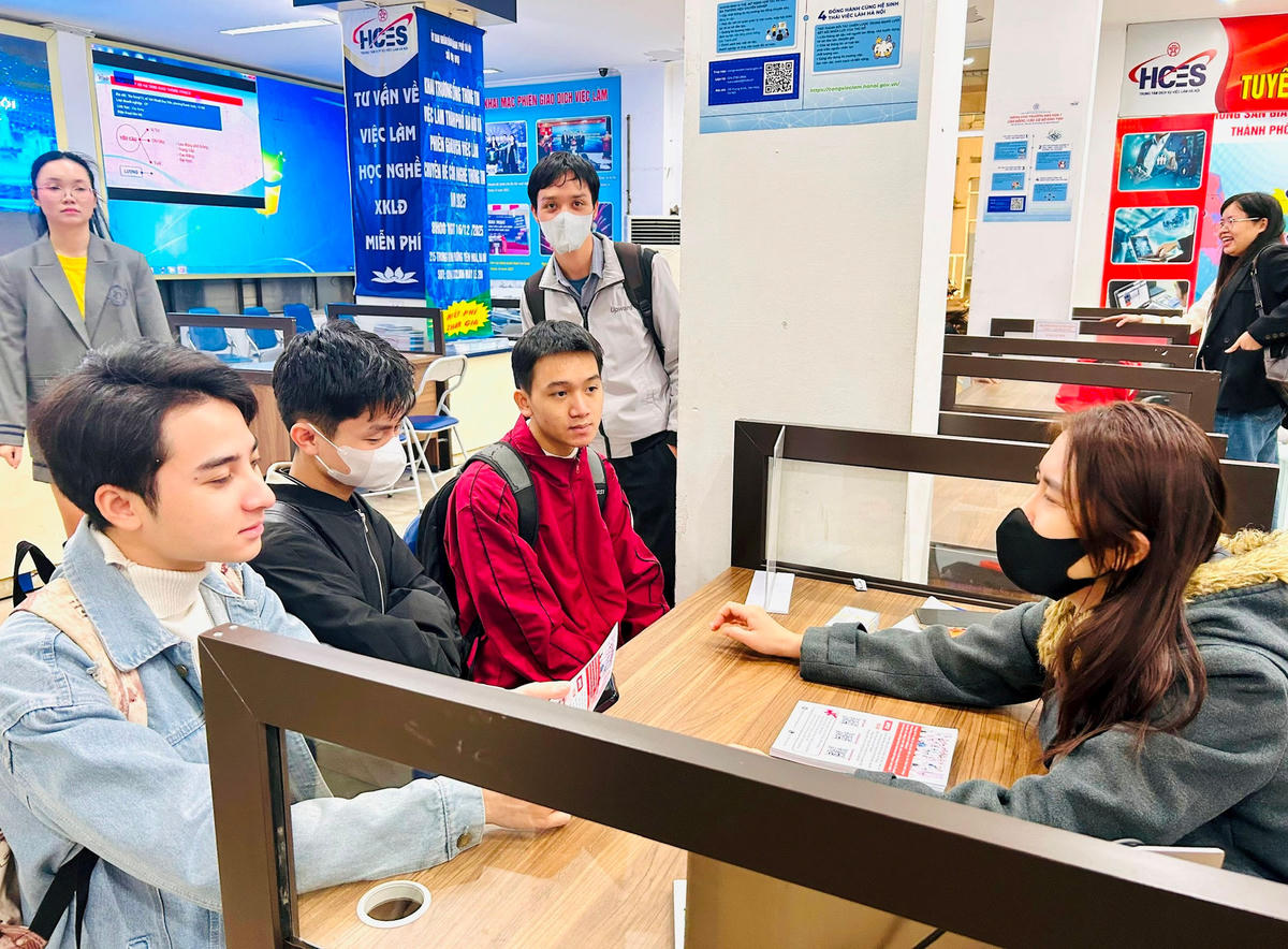 DN tuyển dụng lao động tại Phiên giao dịch việc làm do Trung tâm Dịch vụ việc làm Hà Nội tổ chức. Ảnh: Trần Oanh.