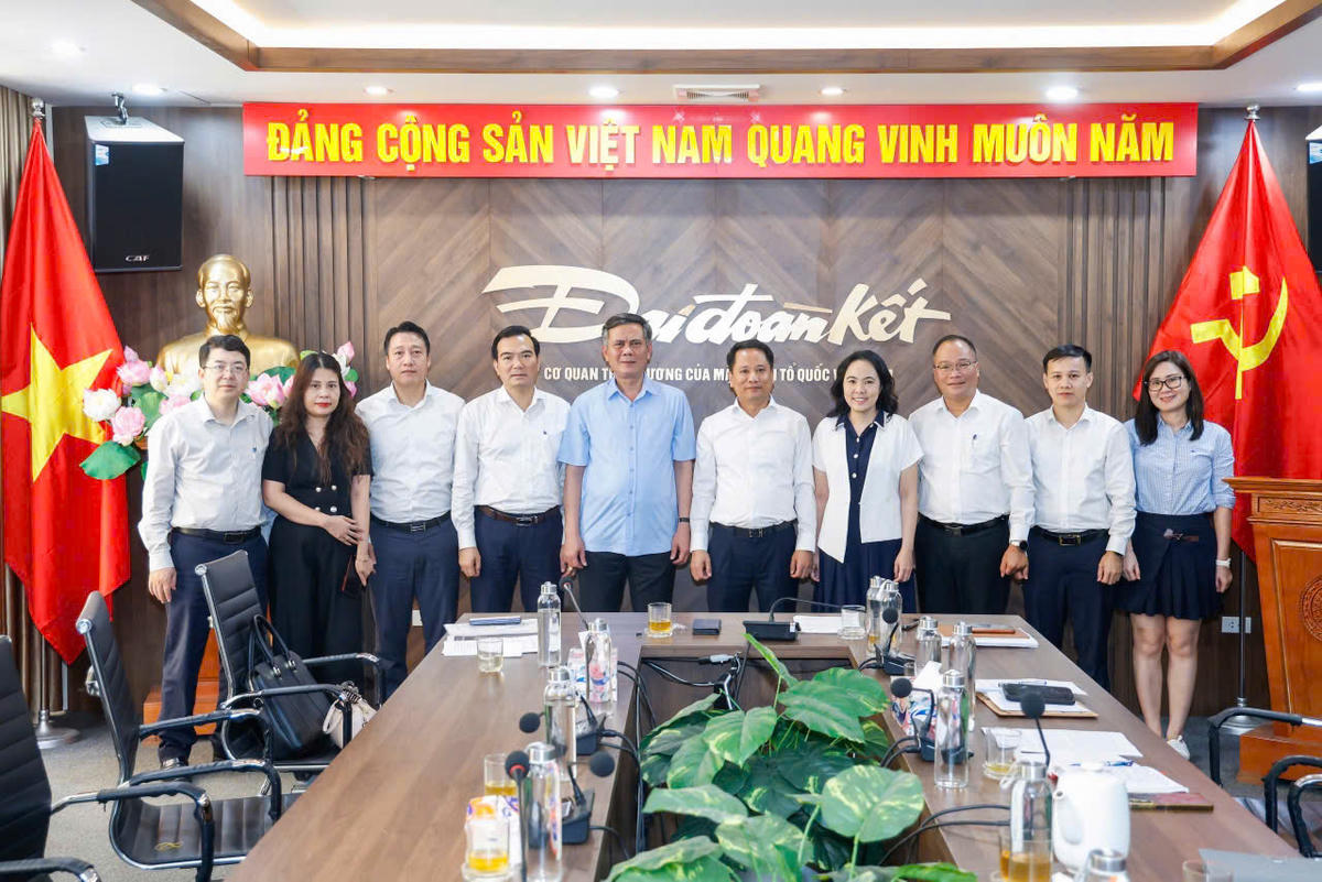 Phó Chủ tịch UBTƯ MTTQ Việt Nam Trần Thắng và các đại biểu chụp ảnh lưu niệm tại buổi làm việc. Ảnh: Quang Vinh.