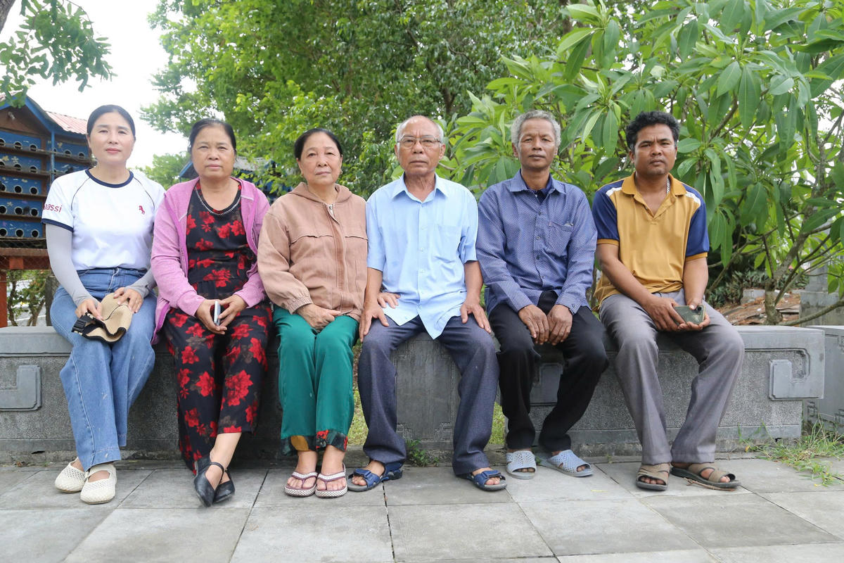 Anh em ông Hồ Thuận, Hồ Thiên (thứ nhất và thứ hai, bìa phải) đồng hành cùng gia đình ông Nguyễn Văn Hùng trong hành trình tìm kiếm nơi an nghỉ của liệt sĩ Nguyễn Văn Vượng. Ảnh: Đỗ Văn.