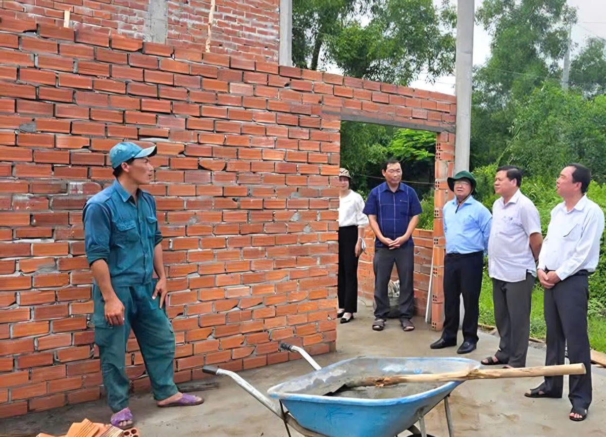 Phó chủ tịch thường trực Ủy ban MTTQ Việt Nam tỉnh Cà Mau Lê Thanh Triều kiểm tra tiến độ xây dựng nhà Đại đoàn kết ở xã An Trạch. Từ nay đến cuối năm 2026 tỉnh Cà Mau dự kiến sẽ hoàn thành chương trình hỗ trợ xây dựng 1.069 căn nhà Đại đoàn kết cho hộ nghèo, hộ cận nghèo và hộ có hoàn cảnh khó khăn trên địa bàn tỉnh. Ảnh: Nguyên Du