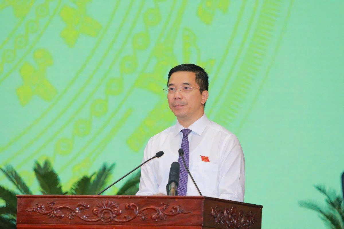Phó Bí thư Thường trực Tỉnh ủy, Chủ tịch HĐND tỉnh Nguyễn Hồng Phong phát biểu khai mạc kỳ họp. Ảnh: Phong Sắc