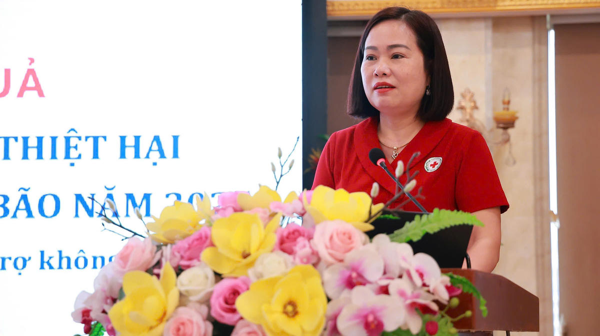 Lãnh đạo Hội Chữ thập đỏ tỉnh Thái Nguyên báo cáo thực hiện dự án hỗ trợ.