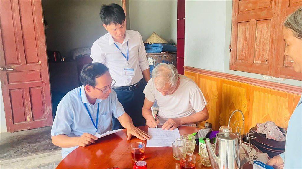Cán bộ Trung tâm phục vụ hành chính công xã Đại Đồng (Nghệ An) trực tiếp giải quyết thủ tục hành chính tại nhà cho đối tượng thương binh tại thôn Lĩnh Trường.