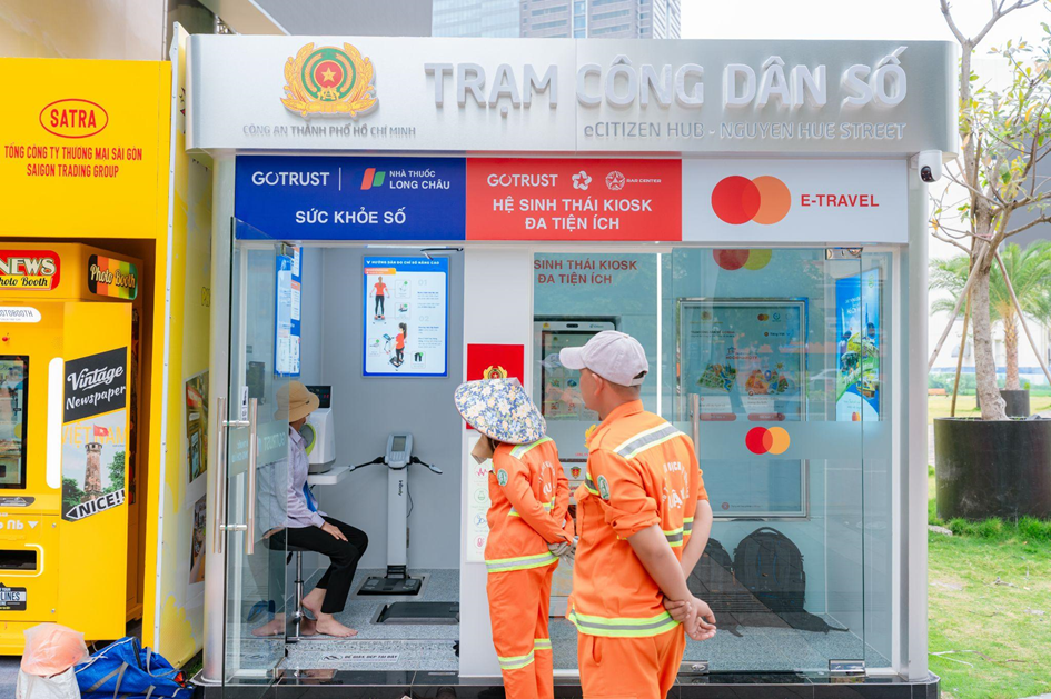 Trạm Công dân số đầu tiên tại phố đi bộ Nguyễn Huệ tiếp tục đưa dịch vụ y tế số đến gần hơn với người dân TP.HCM và du khách. Ảnh: H.Khánh.