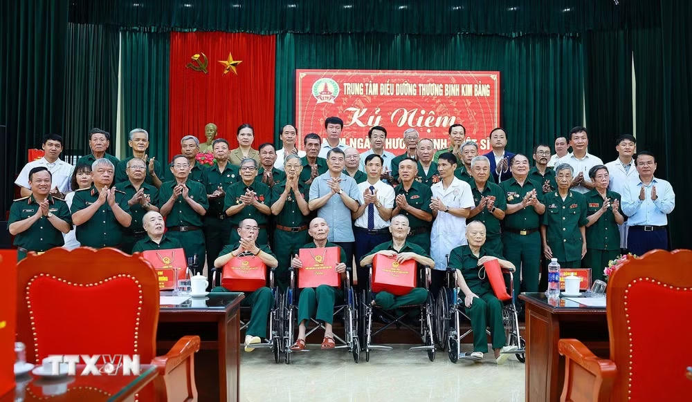 ttxvn-thu-tuong-tham-trung-tam-dieu-duong-thuong-binh-kim-bang-2.jpg