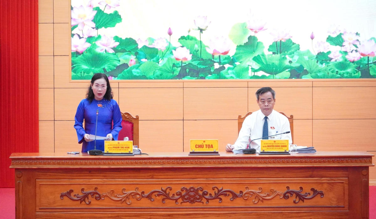 Ông Nguyễn Đăng Quang, Phó Bí thư Tỉnh ủy, Chủ tịch HĐND tỉnh và bà Phạm Thị Hân, Ủy viên Ban Thường vụ Tỉnh ủy, Phó Chủ tịch Thường trực HĐND tỉnh chủ trì kỳ họp. Ảnh: TN.