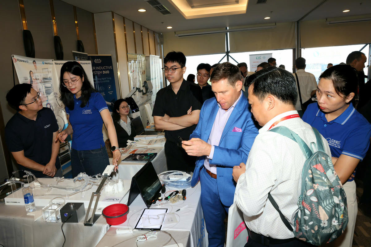Nhiều sản phẩm, giải pháp công nghệ trong lĩnh vực đột quỵ được giới thiệu tại sự kiện. Ảnh TP