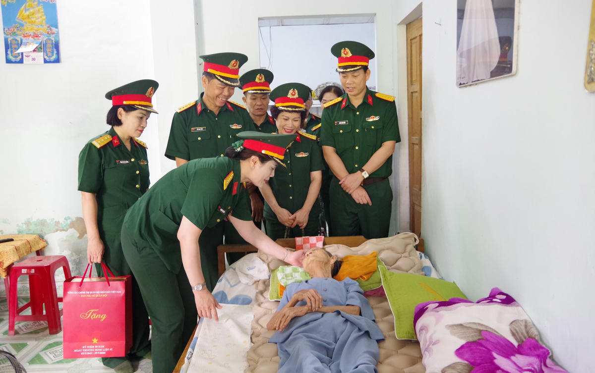 Đoàn công tác đã đến thăm, tặng quà phụng dưỡng các Mẹ Việt Nam Anh hùng. Ảnh: QK.