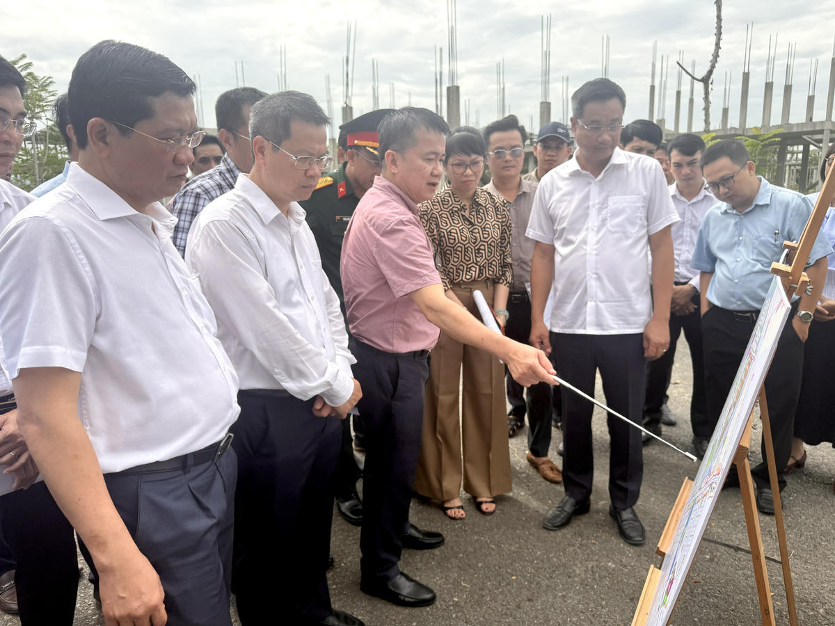 Đoàn công tác lãnh đạo TP Đà Nẵng kiểm tra, khảo sát các dự án cần khơi thông, tháo gỡ. Ảnh: Nguyễn Tú.
