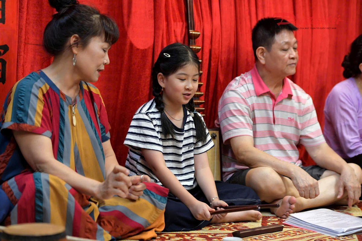 Em Nguyễn Bảo Ngọc (8 tuổi) là một trong những gương mặt nhỏ tuổi nhưng nổi bật của lớp học với niềm đam mê đặc biệt dành cho ca trù. Bảo Ngọc chia sẻ, sau lần tình cờ xem phần trình diễn của NSƯT Vân Mai, em đã chủ động xin theo học tại lớp truyền dạy của nữ nghệ sĩ. Từ cơ duyên ấy, tình yêu với nghệ thuật ca trù ngày càng được nuôi dưỡng và bồi đắp. 