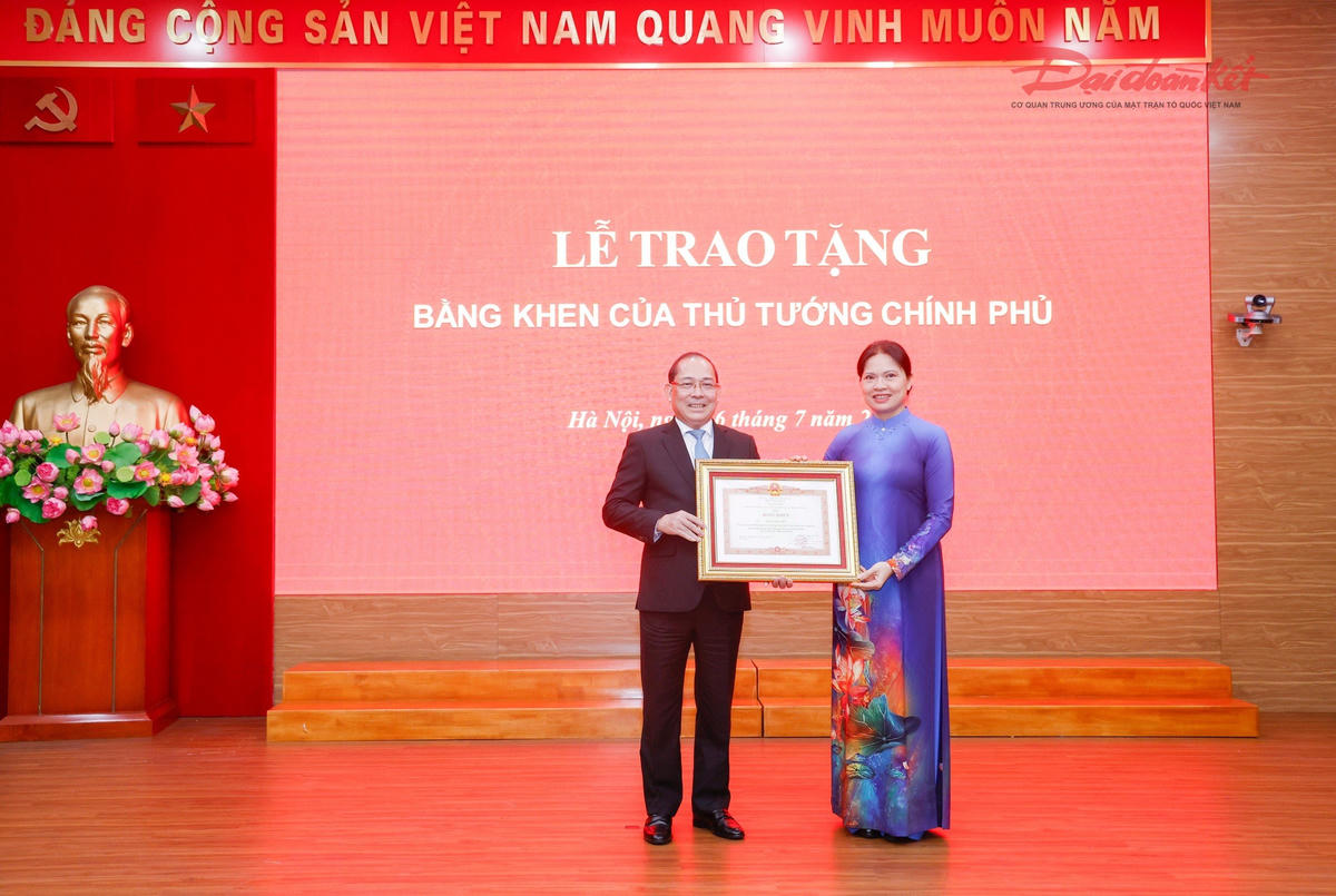 Thay mặt lãnh đạo Đảng, Nhà nước, Phó Chủ tịch - Tổng Thư ký Hà Thị Nga trao tặng Bằng khen của Thủ tướng Chính phủ cho ông Hoàng Công Thủy - Phó Chủ tịch UBTƯ MTTQ Việt Nam. Ảnh: Quang Vinh.