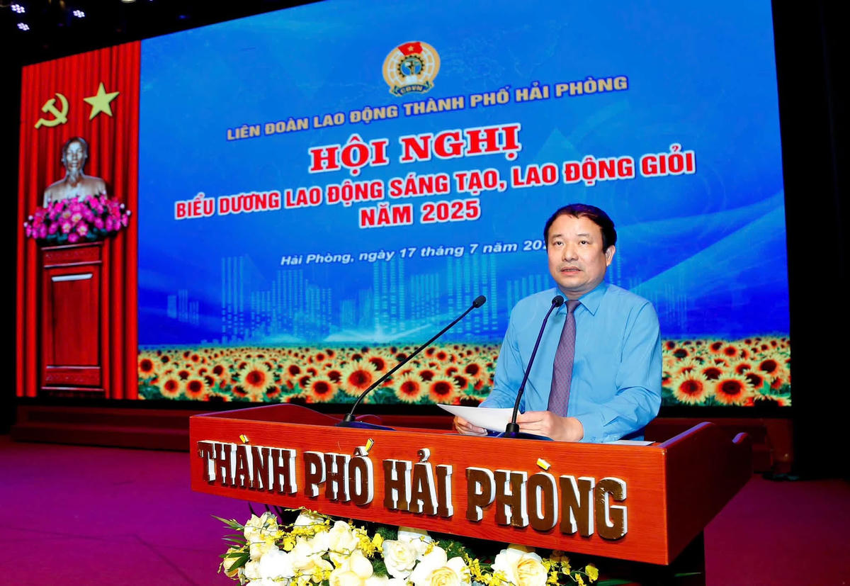 Ông Nguyễn Anh Tuân, Chủ tịch Liên đoàn Lao động TP Hải Phòng phát biểu tại buổi lễ. Ảnh: HP. 