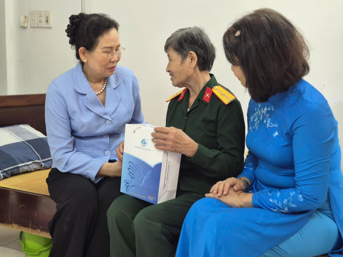 Chủ tịch Hội Liên hiệp Phụ nữ Việt Nam Lê Thị Thủy (bên trái) thăm hỏi, tặng quà người có công tại TP Đà Nẵng. Ảnh: Chí Đại.