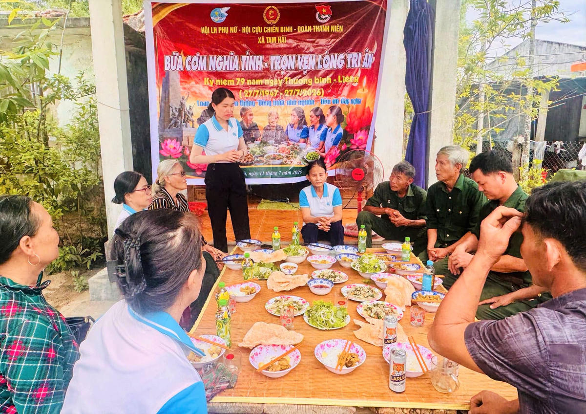 Hội CCB xã Tam Hải phối hợp Hội Liên hiệp Phụ nữ và Đoàn Thanh niên xã tổ chức chương trình “Bữa cơm nghĩa tình - Trọn vẹn lòng tri ân”. Ảnh: TH.