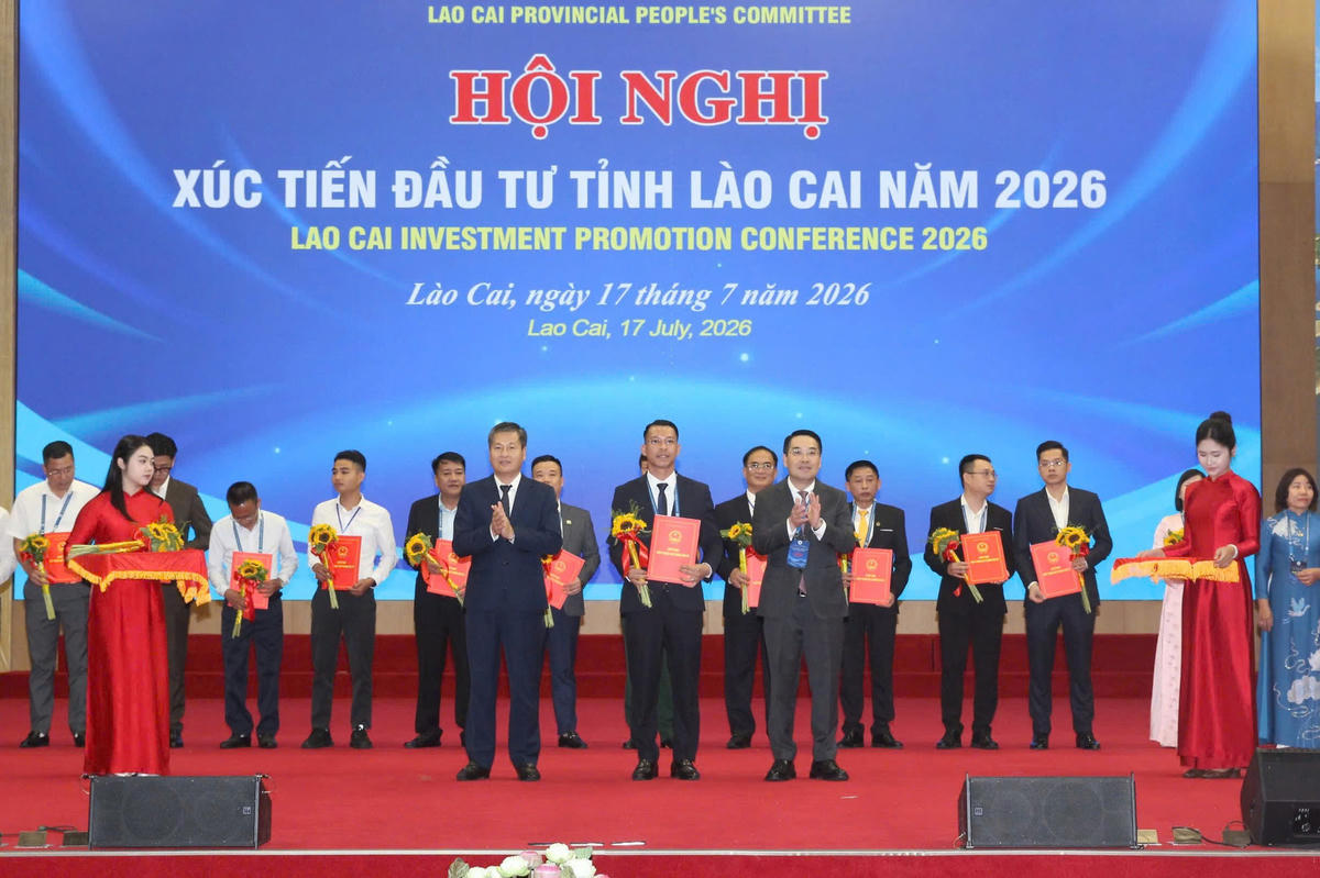 Tỉnh Lào Cai trao chứng nhận chủ trương đầu tư cho các doanh nghiệp. Ảnh: Tuấn Trung.