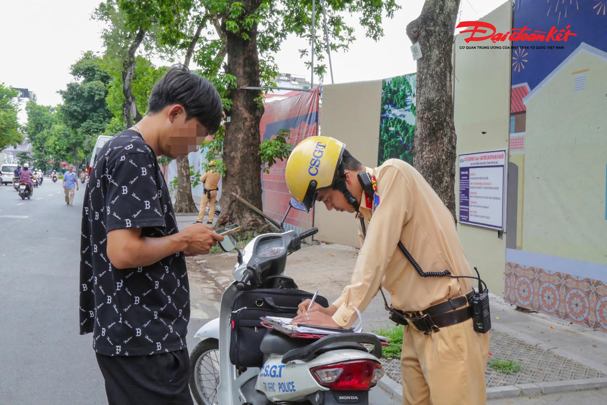 Trong số các trường hợp bị xử lý có tài xế N.V.H. (SN 1984, trú Hà Nội), điều khiển ô tô biển kiểm soát 30G-128.xx. Thời điểm kiểm tra, phương tiện tắt máy, không bật đèn cảnh báo và tài xế vẫn ngồi trong xe. Làm việc với lực lượng chức năng, tài xế H. cho biết, chỉ dừng xe để vứt chai nước và không để ý biển báo.