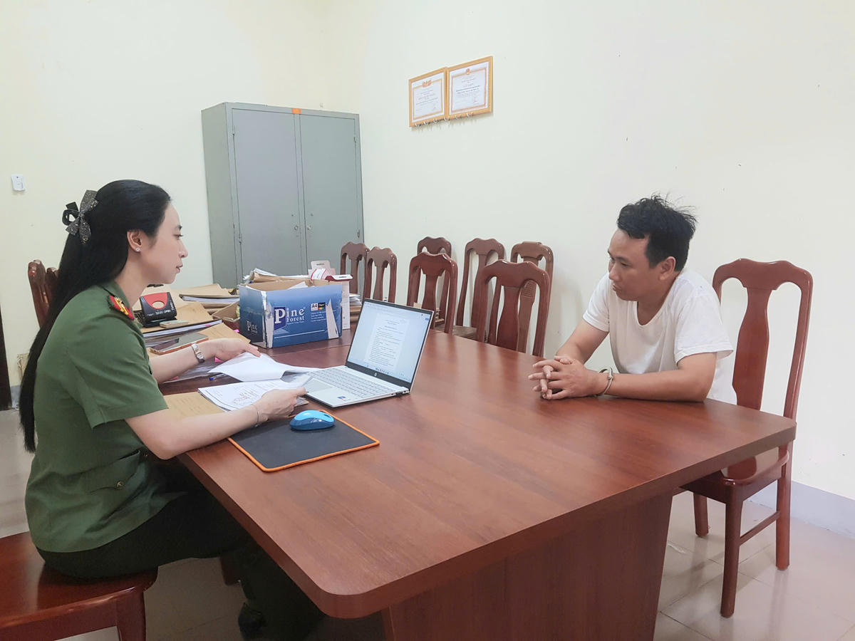Cơ quan Công an lấy lời khai đối tượng Lê Văn Chiến. Ảnh: Công an tỉnh Nghệ An