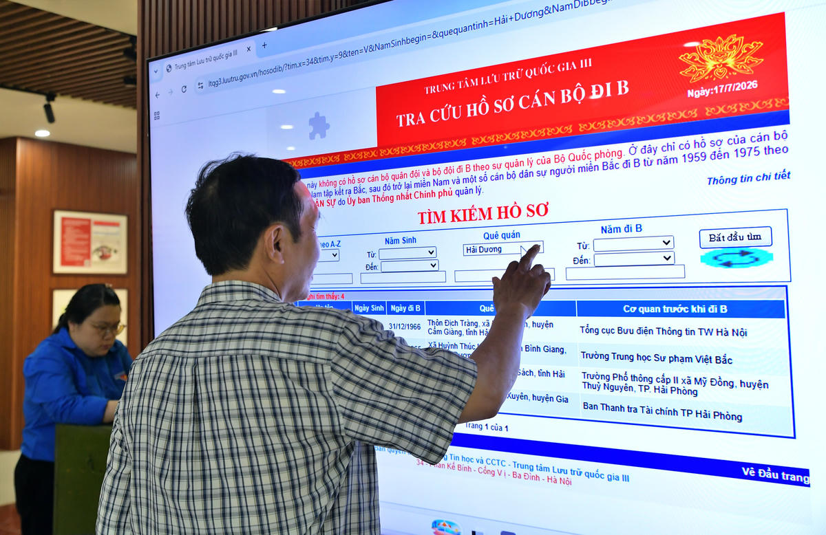 Công chúng trực tiếp tra cứu hồ sơ cán bộ đi B đang được bảo quản tại Trung tâm Lưu trữ quốc gia III thông qua hệ thống tra cứu điện tử.