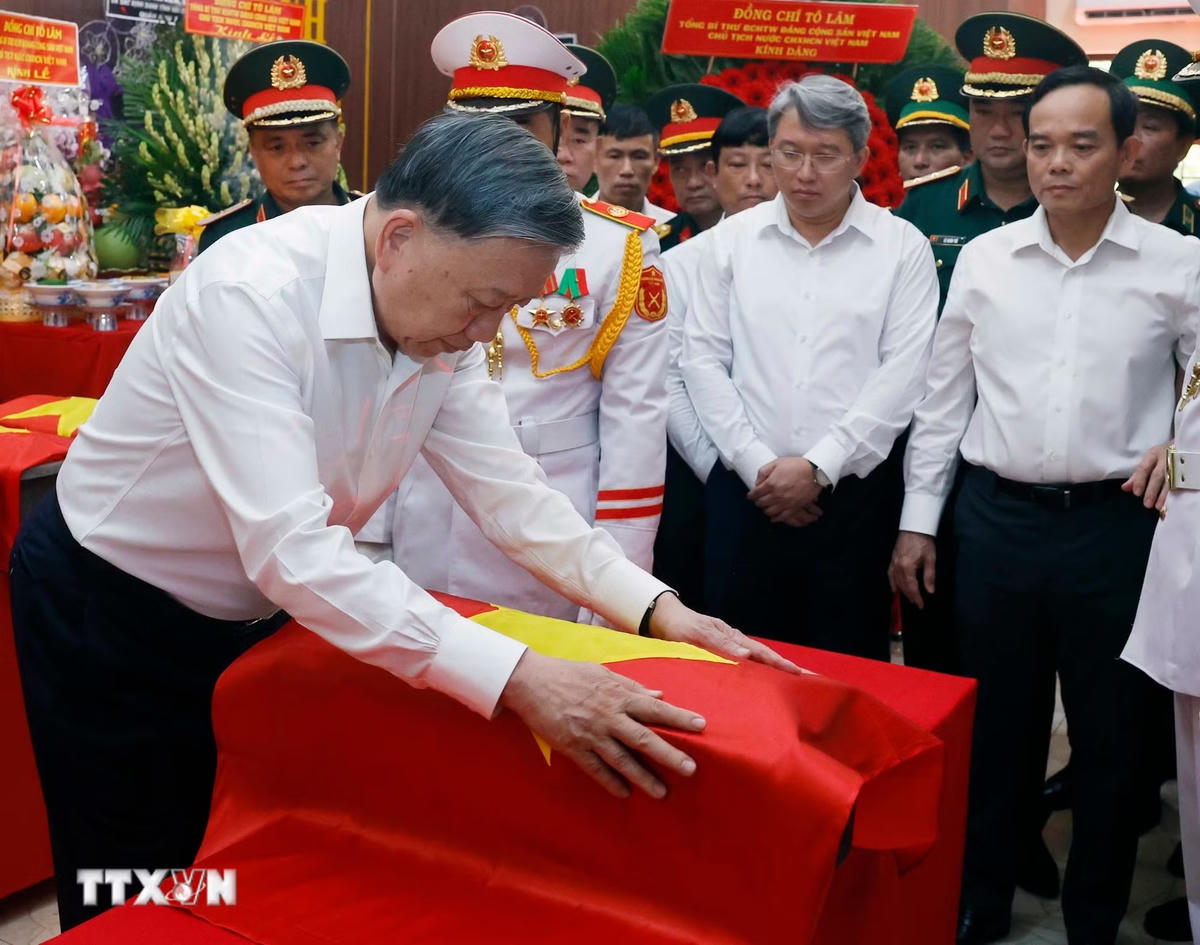 Tổng Bí thư, Chủ tịch nước Tô Lâm thực hiện nghi thức tại Nhà quàn hài cốt các liệt sỹ. (Ảnh: Thống Nhất/TTXVN)