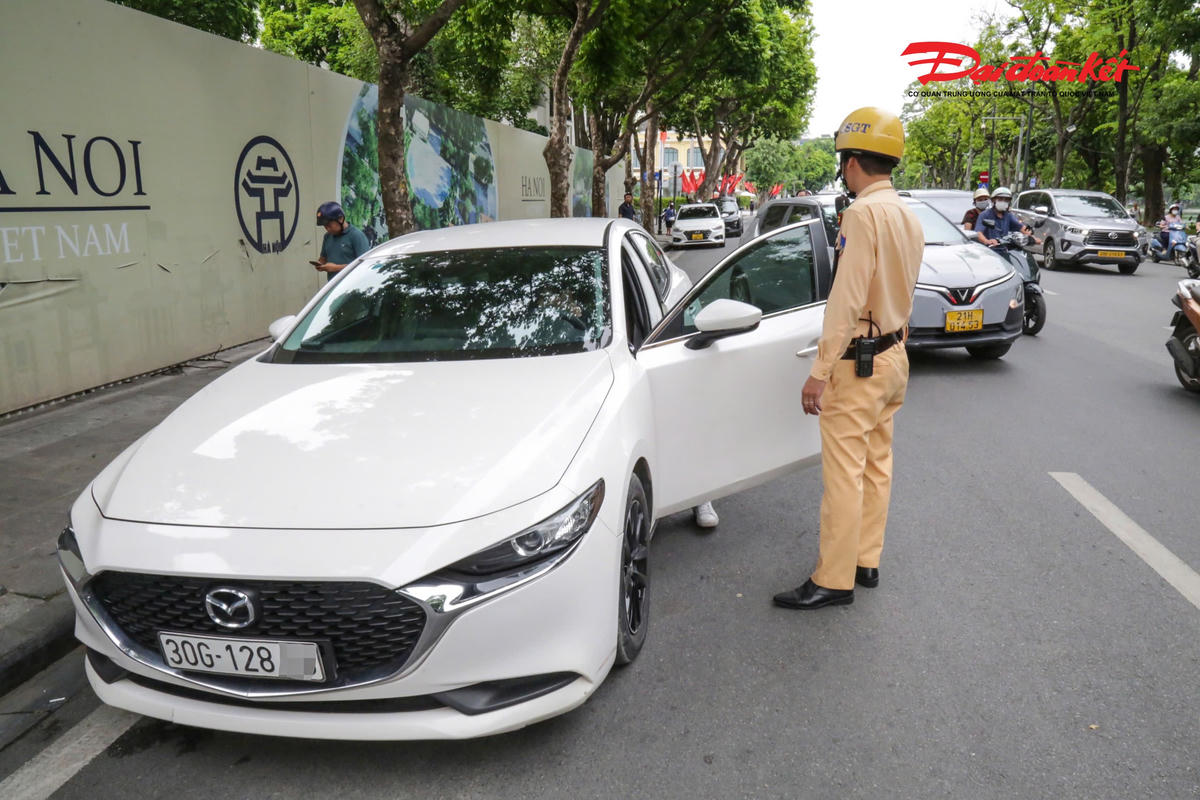 Theo lực lượng chức năng, đây đều là những tuyến phố có mật độ phương tiện lớn, mặt đường hẹp và tập trung đông khách du lịch. Việc ô tô dừng, đỗ sai quy định không chỉ gây cản trở giao thông mà còn làm mất mỹ quan đô thị.