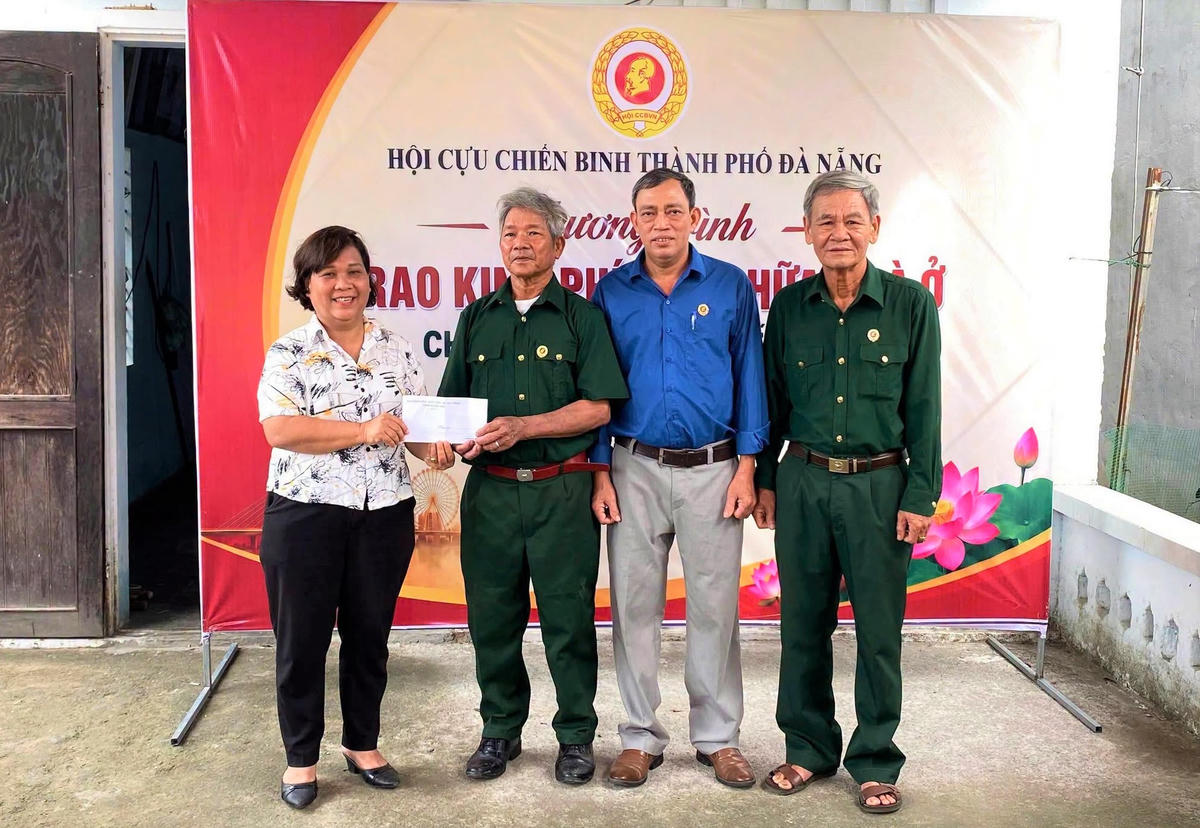 Chính quyền địa phương hỗ trợ kinh phí cho hội viên Nguyễn Tựu sửa chữa nhà. Ảnh: HT.
