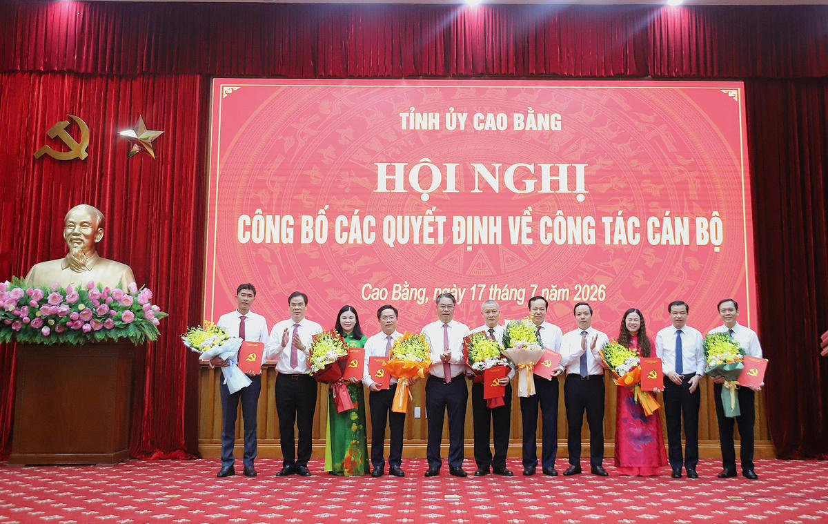 Thường trực Tỉnh ủy Cao Bằng tặng hoa và trao quyết định về công tác cán bộ.
