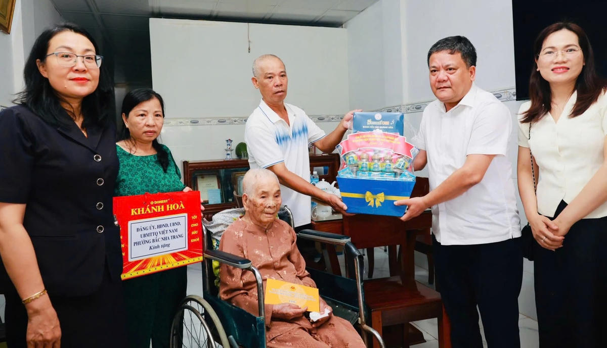 Bí thư Tỉnh ủy Khánh Hòa Trần Phong tặng quà gia đình Bà mẹ Việt Nam anh hùng Võ Thị Đức tại phường Bắc Nha Trang.