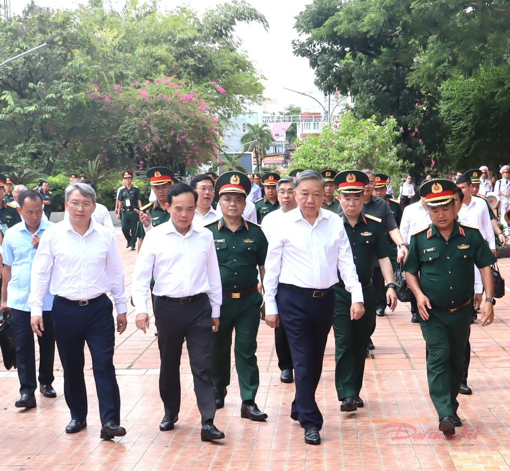 Tổng Bí thư, Chủ tịch nước Tô Lâm cùng đoàn công tác đến thăm, động viên lực lượng tìm kiếm, quy tập hài cốt liệt sĩ tại Công viên Lê Thị Riêng. Ảnh: T.Luân.