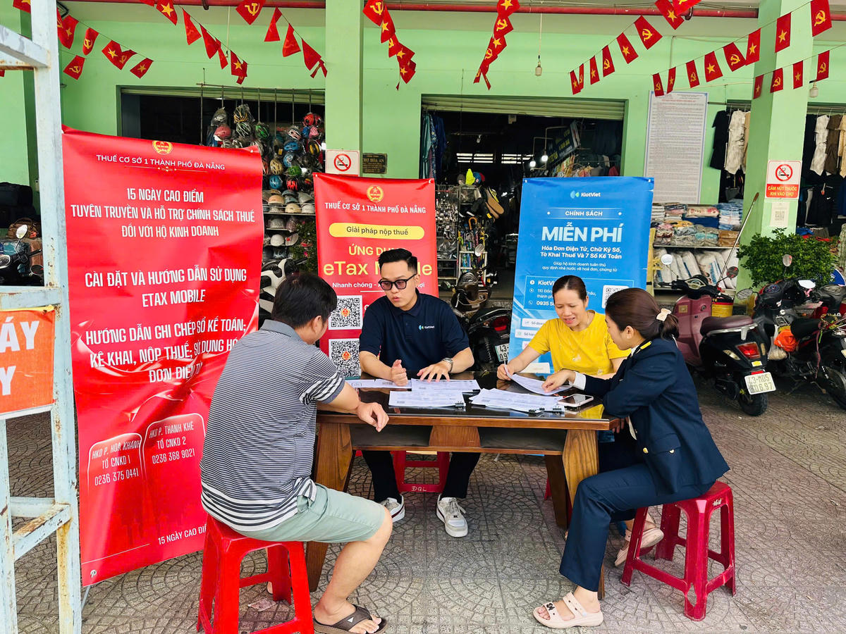 Các doanh nghiệp hỗ trợ hộ kinh doanh chuyển đổi số. Ảnh: Nguyễn Tú.