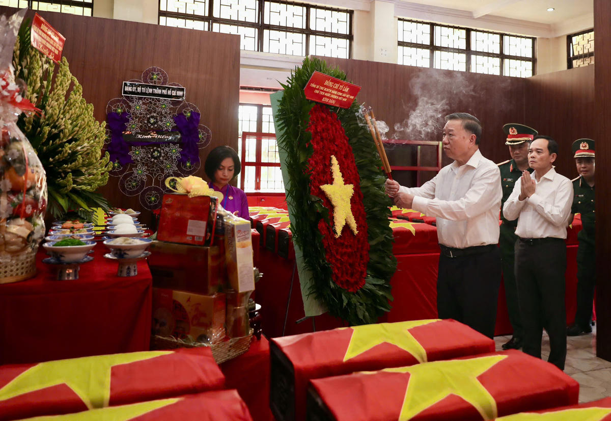 Tổng Bí thư, Chủ tịch nước Tô Lâm thắp hương tưởng nhớ liệt sĩ và kiểm tra khu vực lưu giữ tạm thời các bộ hài cốt liệt sĩ vừa được khai quật tại công viên Lê Thị Riêng (TP Hồ Chí Minh). Ảnh: BTC.