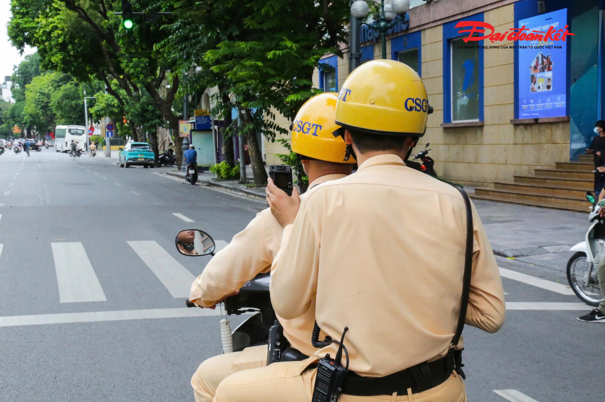 Trong quá trình tuần tra, ngoài việc kiểm tra trực tiếp, lực lượng CSGT còn sử dụng camera nghiệp vụ để ghi hình, làm căn cứ xử lý các trường hợp vi phạm.