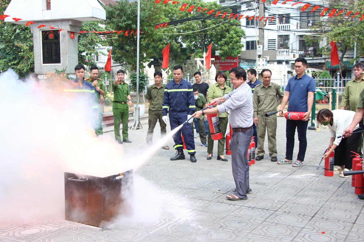 Các học viên thực hành phun bình chữa cháy mini dập tắt đám cháy.