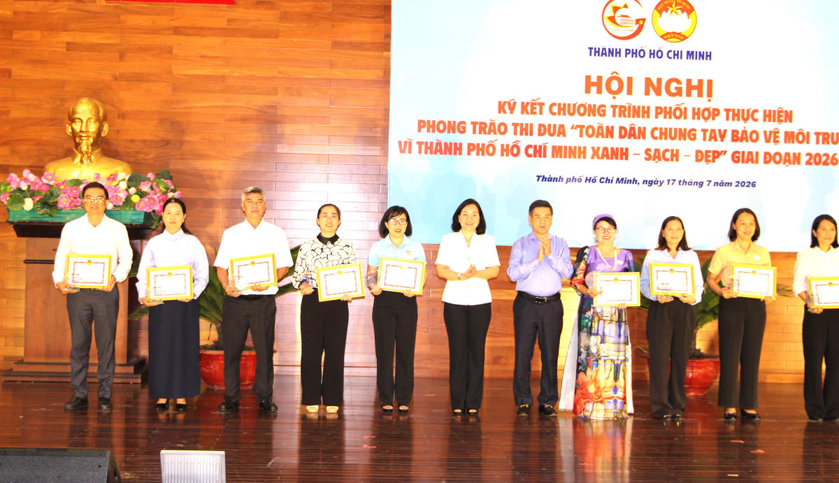 Lãnh đạo HĐND và UBMTTQ Việt Nam TP Hồ Chí Minh trao khen thưởng cho đội dự thi đạt giải cao. Ảnh: Q.Đ.