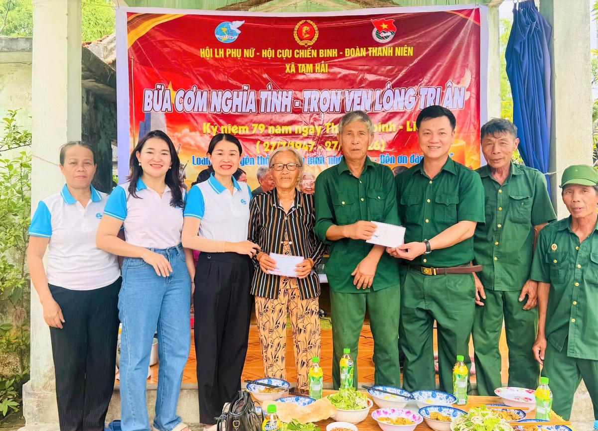 Hội CCB xã Tam Hải phối hợp Hội Liên hiệp Phụ nữ tổ chức chương trình “Bữa cơm nghĩa tình - Trọn vẹn lòng tri ân” tại gia đình bà Phạm Thị Lan (ở giữa). Ảnh: TH.