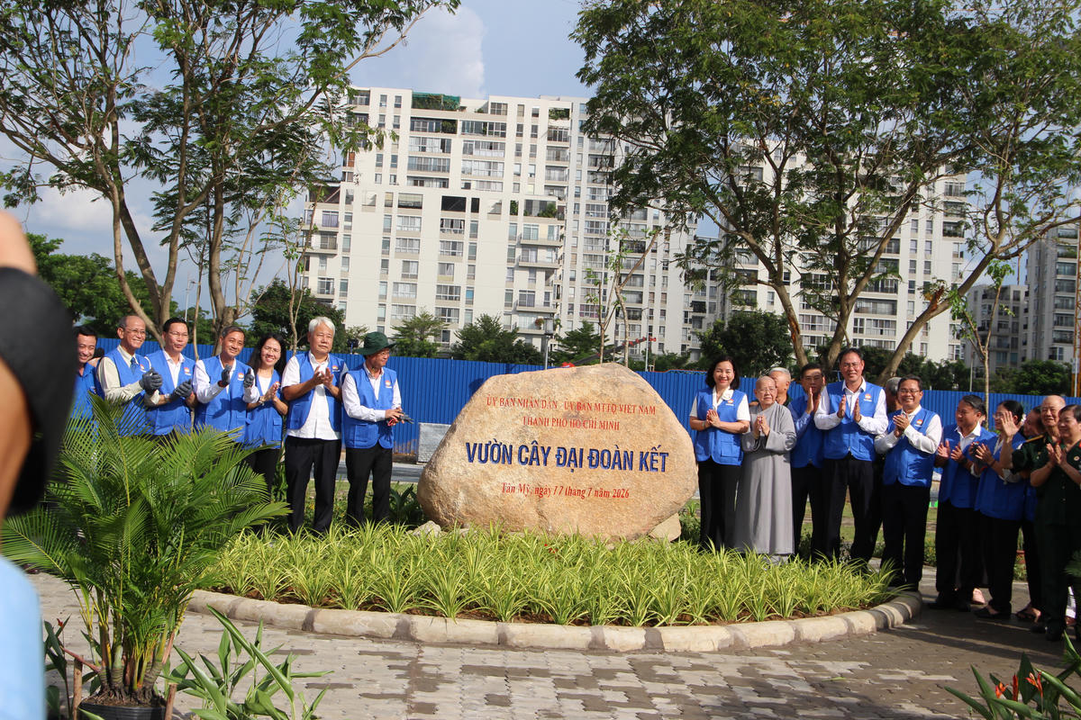 Lãnh đạo TP Hồ Chí Minh và các đại biểu thực hiện nghi thức khánh thành công trình Vườn cây Đại đoàn kết tại phường Tân Mỹ. Ảnh: Q.Đ.