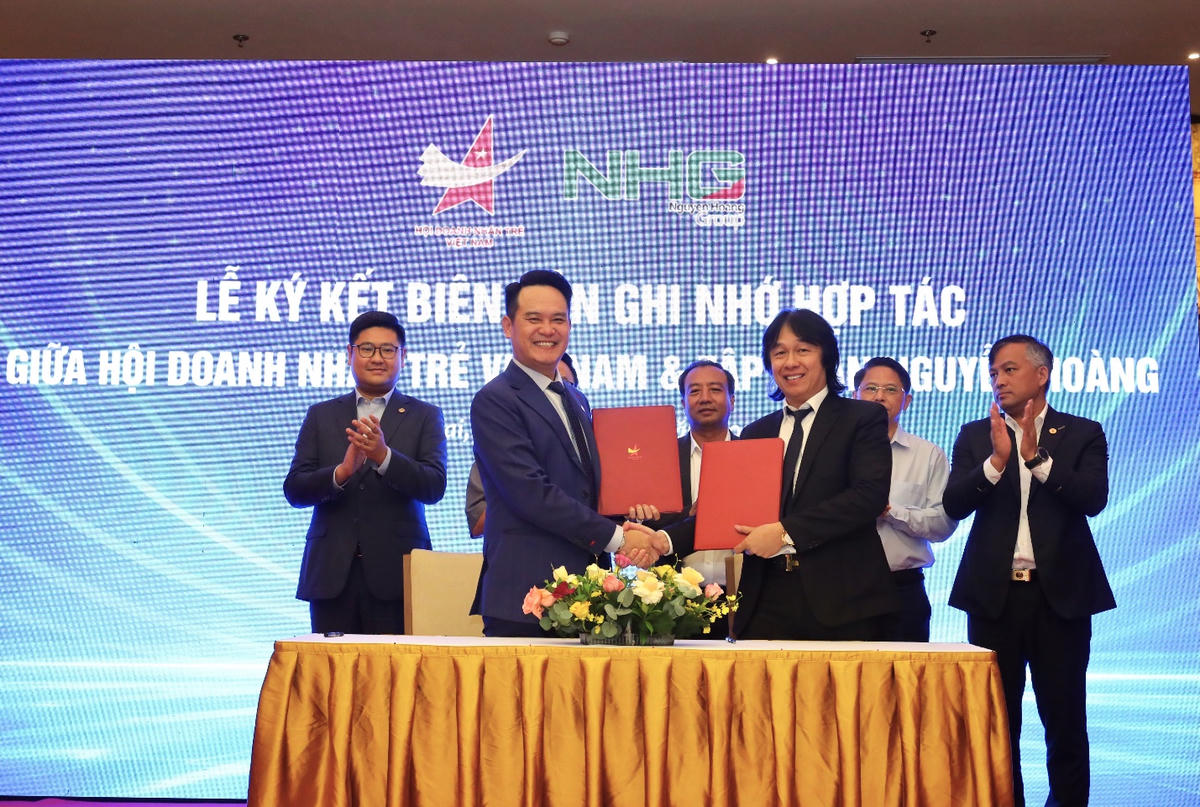 Lễ ký kết Biên bản Hợp tác giữa ông Đặng Hồng Anh, Chủ tịch VYEA và ông Hoàng Quốc Việt, Chủ tịch – Tổng Giám đốc NHG trước sự chứng kiến của lãnh đạo TW Hội và các đại biểu.