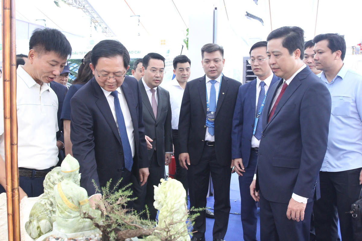 Phó Thủ tướng Hồ Quốc Dũng và các đại biểu tham quan gian trưng bày sản phẩm. Ảnh: Tuấn Trung.
