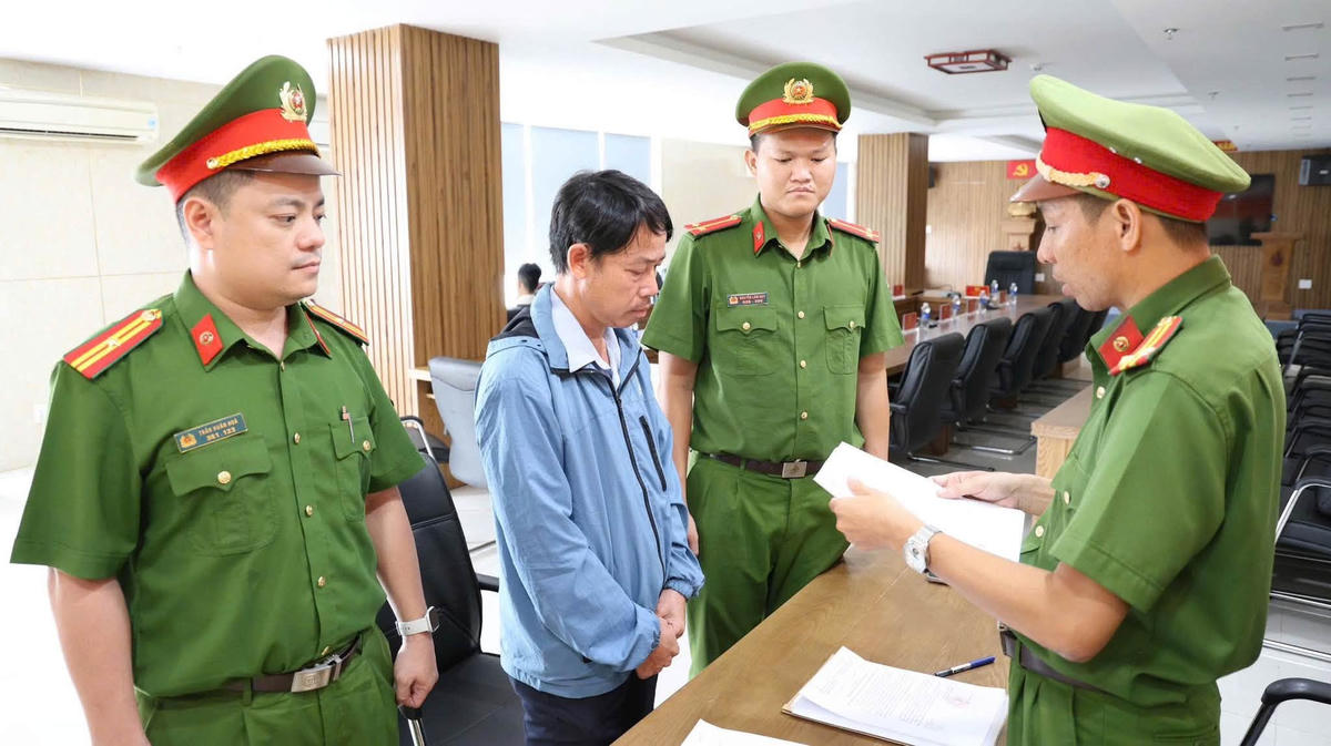 Công an TP Đà Nẵng đọc quyết định bắt đối tượng Nguyễn Văn Chương. Ảnh: CA Đà Nẵng.