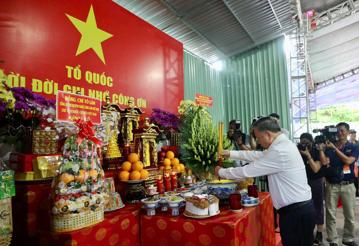 Tổng Bí thư, Chủ tịch nước Tô Lâm dâng hương tưởng nhớ anh hùng liệt sĩ. Ảnh: BTC.