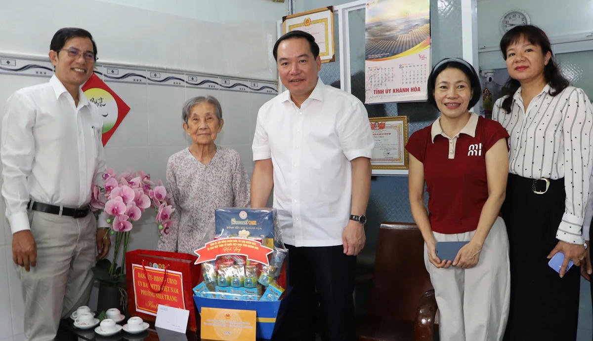 Phó Bí thư Thường trực Tỉnh ủy Khánh Hòa Hồ Xuân Trường tặng quà tri ân bà Nguyễn Thị Bé tại phường Nha Trang.