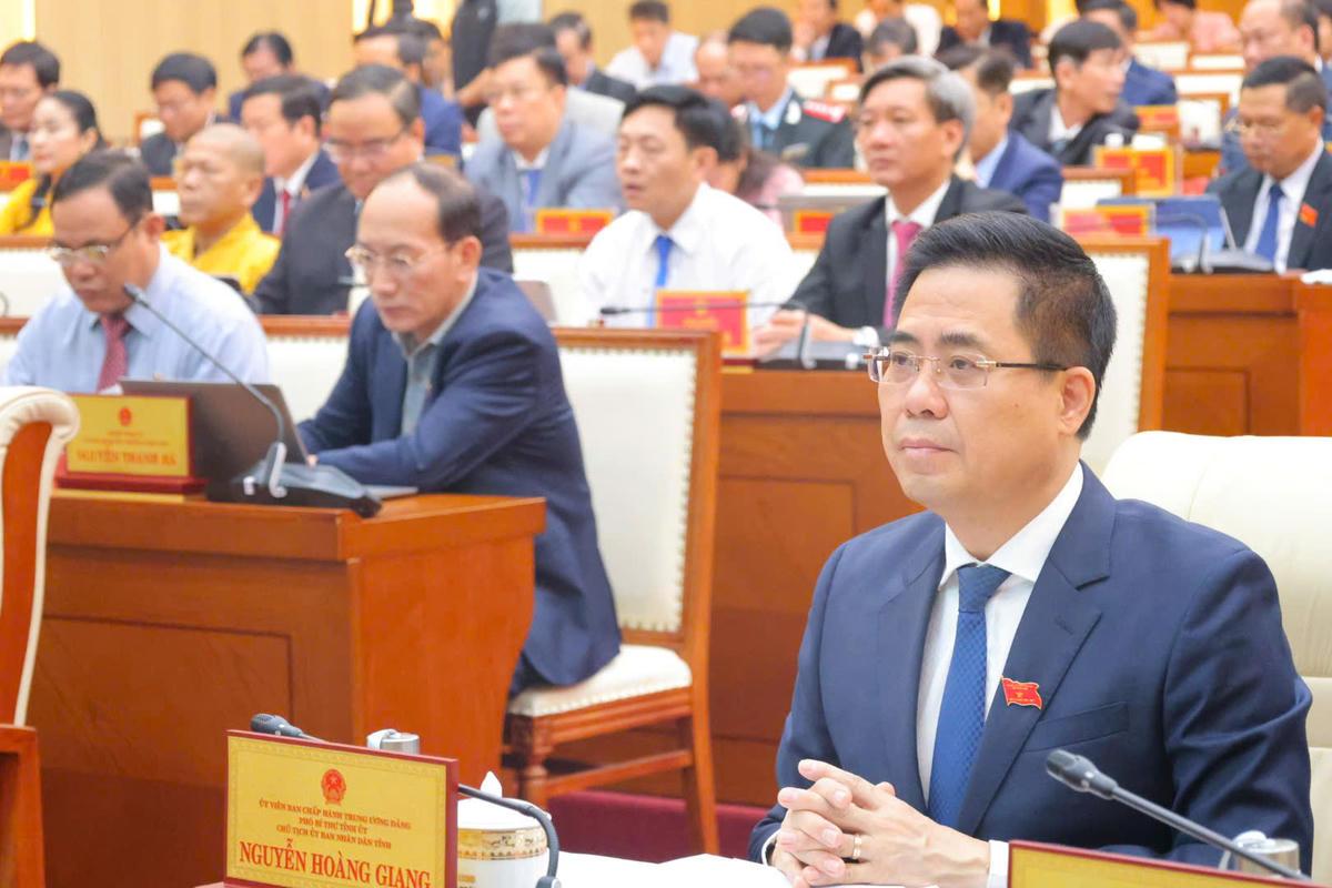 Chủ tịch UBND tỉnh Quảng Ngãi Nguyễn Hoàng Giang tham dự kỳ họp. Ảnh: CĐ.