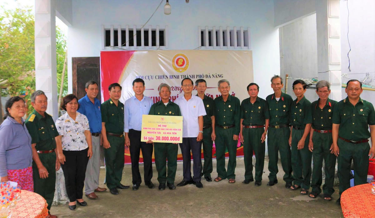 Hội CCB TP Đà Nẵng trao bảng tượng trưng hỗ trợ 30 triệu đồng cho hội viên Nguyễn Tựu sửa chữa nhà. Ảnh: HT.